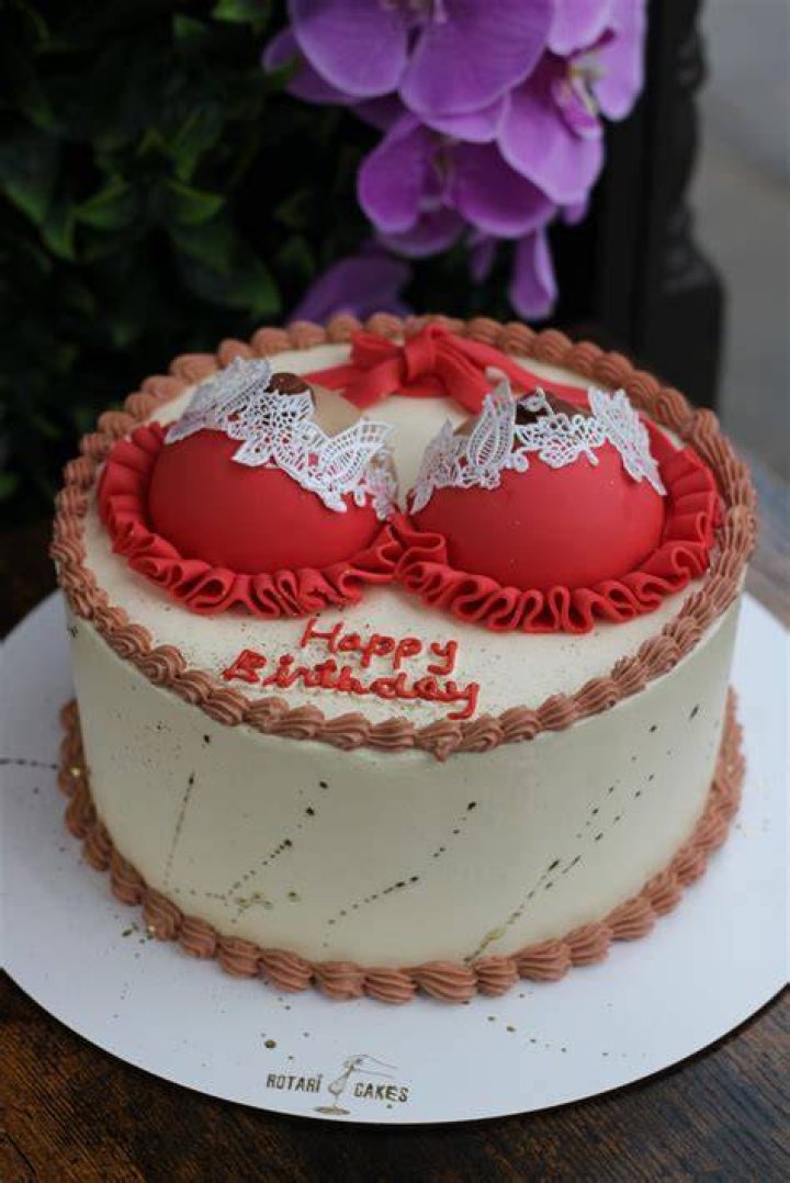 Side Boobs Take the Cake This Week